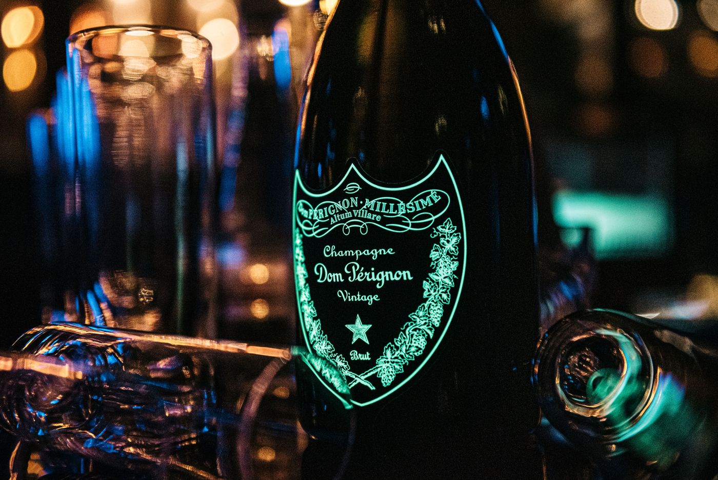 Champagne e calici in un ambiente raffinato; fotografia d'atmosfera